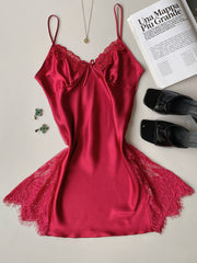 بيجامة فستان ليلي لانجري حريري بتفاصيل فيونكة من الدانتيل عالي التباين