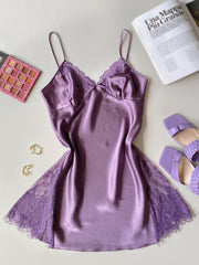 بيجامة فستان ليلي لانجري حريري بتفاصيل فيونكة من الدانتيل عالي التباين