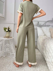 مجموعة بيجاما بقميص من خامتين منقوش برقبة الفي وأكمام قصيرة و بنطال بطية قصير