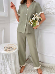 مجموعة بيجاما بقميص من خامتين منقوش برقبة الفي وأكمام قصيرة و بنطال بطية قصير