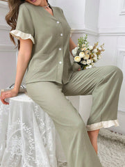 مجموعة بيجاما بقميص من خامتين منقوش برقبة الفي وأكمام قصيرة و بنطال بطية قصير