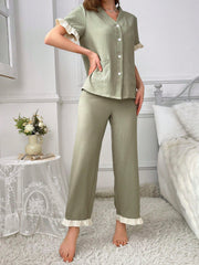 مجموعة بيجاما بقميص من خامتين منقوش برقبة الفي وأكمام قصيرة و بنطال بطية قصير