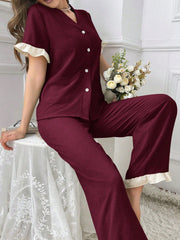 مجموعة بيجاما بقميص من خامتين منقوش برقبة الفي وأكمام قصيرة و بنطال بطية قصير