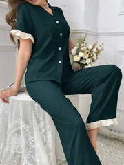 مجموعة بيجاما بقميص من خامتين منقوش برقبة الفي وأكمام قصيرة و بنطال بطية قصير