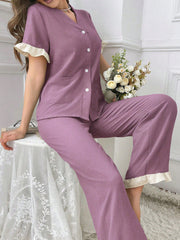 مجموعة بيجاما بقميص من خامتين منقوش برقبة الفي وأكمام قصيرة و بنطال بطية قصير