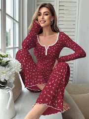 طقم بيجامة نسائية بأكمام طويلة مزينة بنقشة زهور متناثرة من الدانتيل