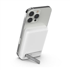 بنك طاقة لاسلكي مغناطيسي من بيلكين، سعة 5000 مللي أمبير/ساعة، شاحن محمول متوافق مع ماج سيف، حزمة بطارية بمخرج 7.5 وات، ومدخل 10 وات وحامل، متوافق مع سلسلة iPhone 14 و13 - أبيض