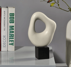 ديكور طاولة تجريدي من السيرينجيتي باللون البيج 15.5×6×25 سم